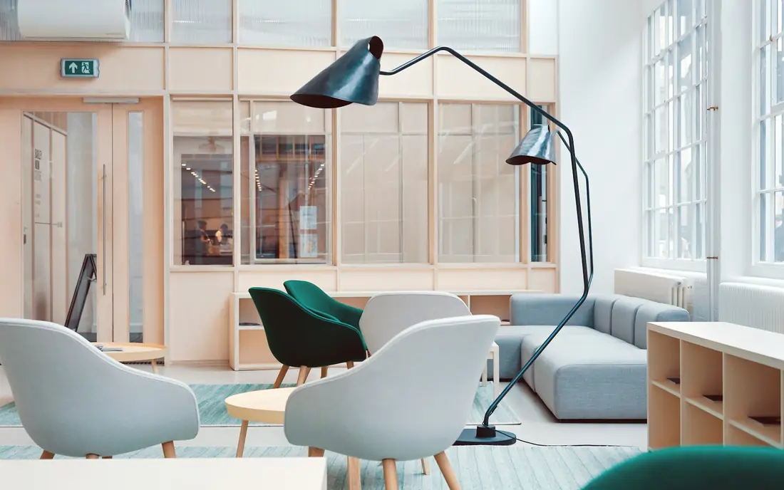 Gemensam entré och lounge i bostadsfastighet