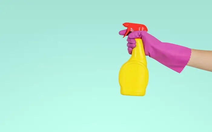 Städspray mot mintgrön bakgrund